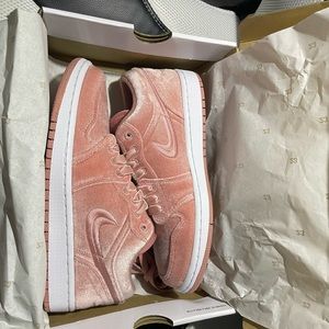 Jordan 1 low se velvet. Ds